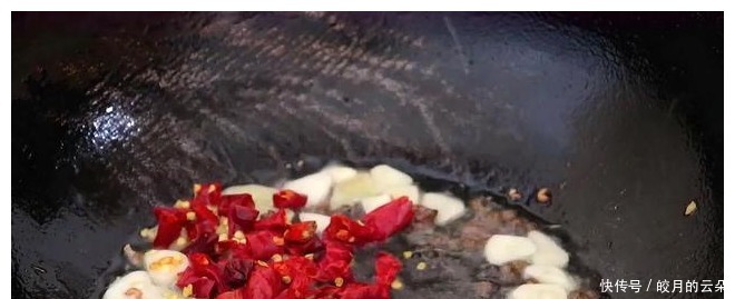 食用油|鸡肉别直接下锅炒,教你一个独特做法,一次3斤不够吃,真过瘾!