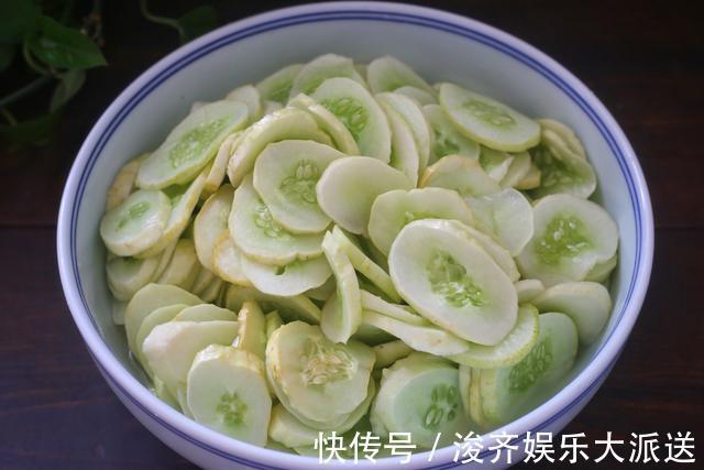 储存|夏天把黄瓜冷冻起来，留到冬天炒肉吃，特别香，我每年都做