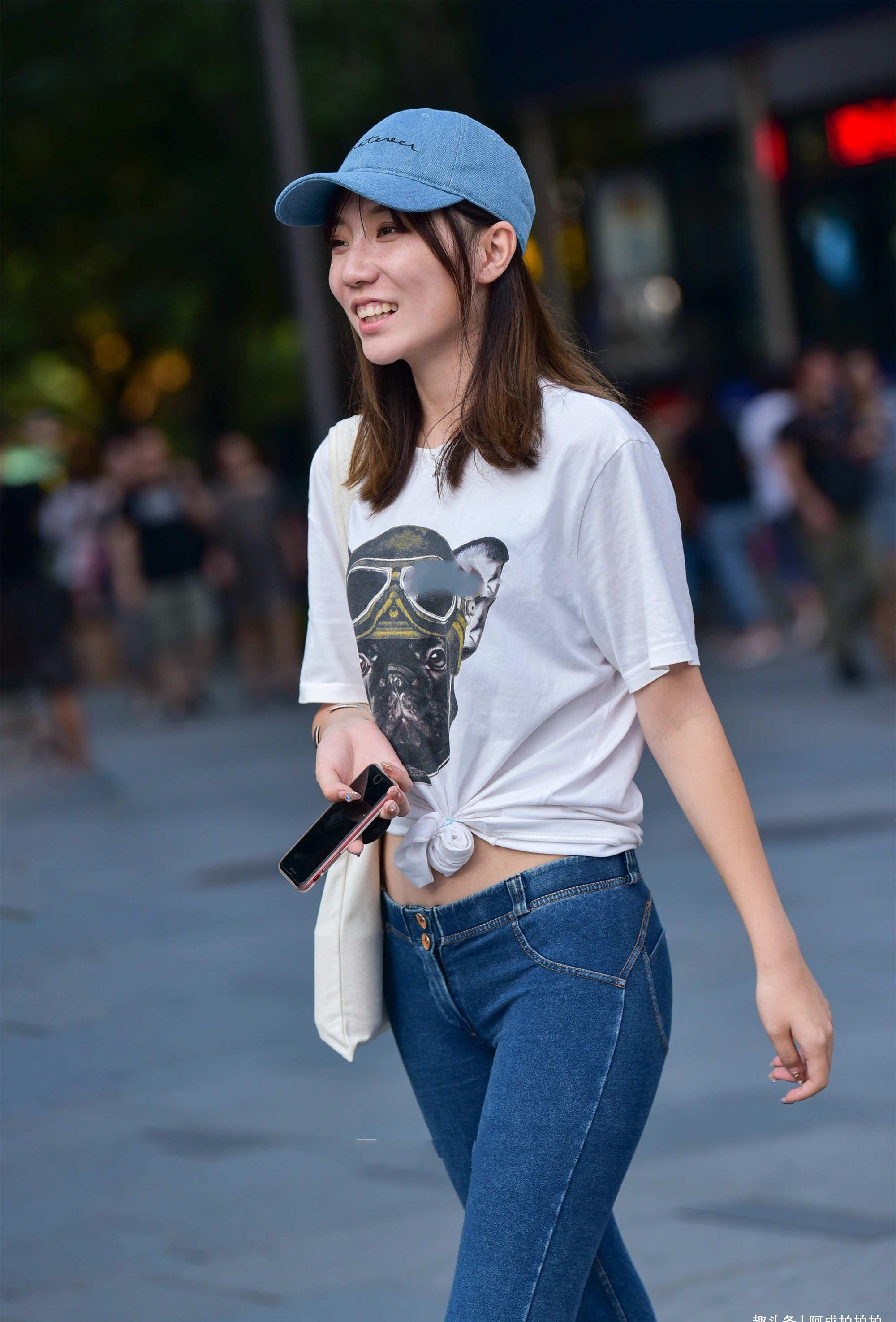 低腰牛仔裤，搭配一件白色短袖，舒适休闲也简单