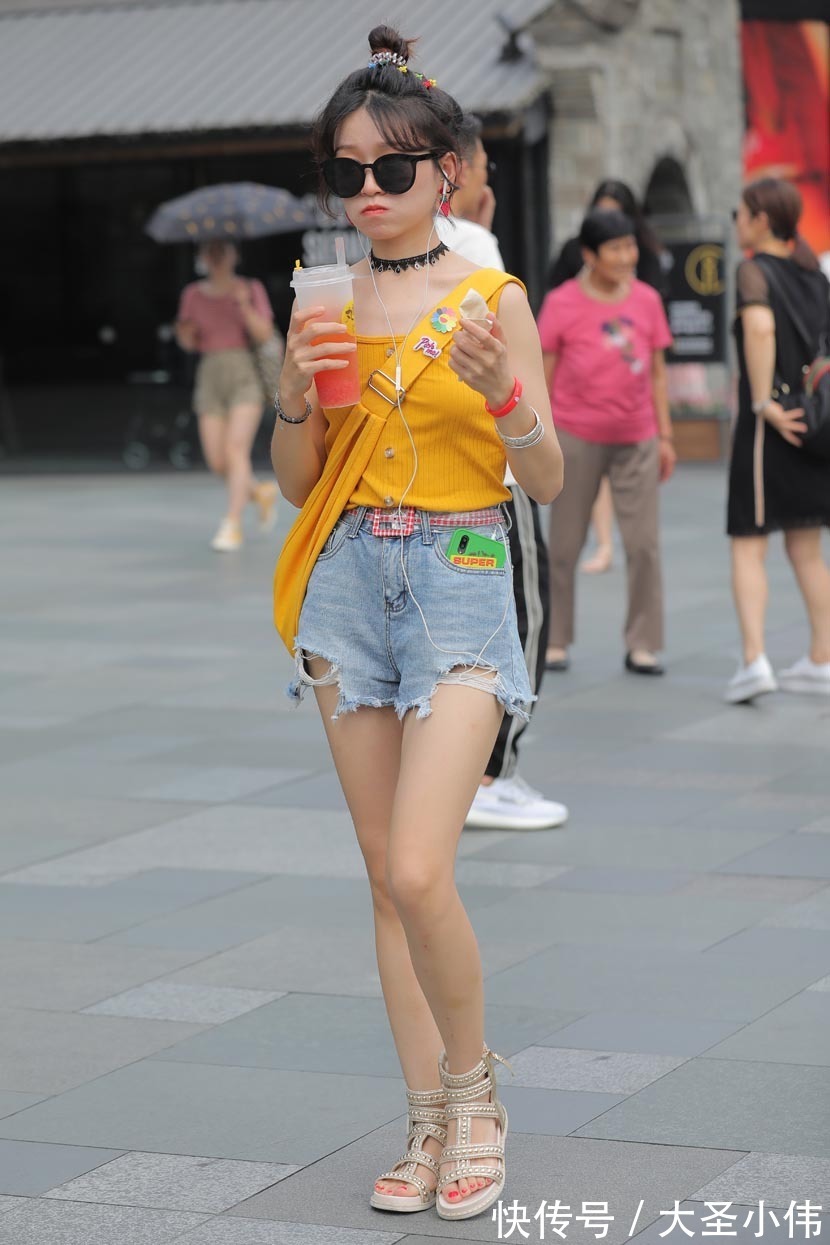 美女|美女街拍:小姐姐温柔春日穿搭,紫色衬衫配针织衫,秒变邻家妹妹!