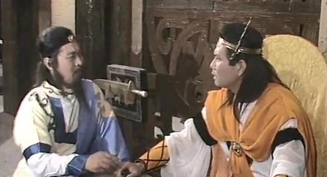 哪吒站在风火轮上,任张桂芳用妖法叫破了喉咙,也无用