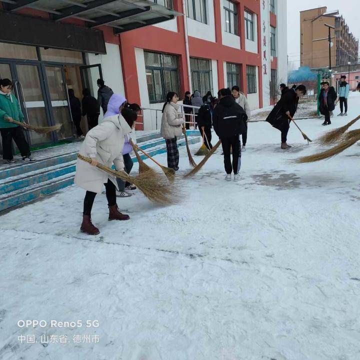 操场$雪｜晨起推轩窗，雪花落操场……