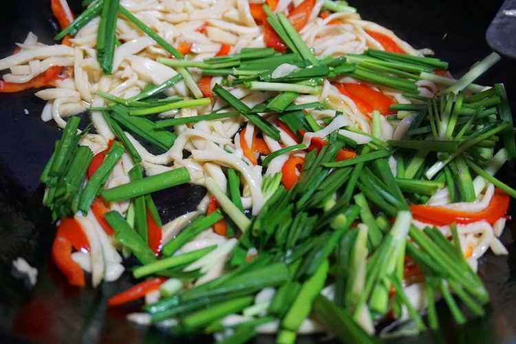 非常实惠的一道素炒三丝,能当主食或下酒菜,还能当盖饭的主菜