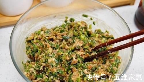 关键|做韭菜馅饺子，调馅是关键，牢记2大技巧，韭菜翠绿不出水，真香