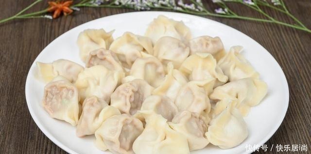 煮速冻饺子时,最怕开水下锅,牢记3个技巧,饺子不破皮不露馅