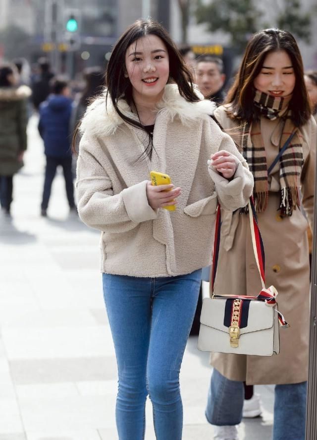 莫代尔|街拍美女：黑色上衣搭配牛仔裤，舒适透气，独特设计更显青春活力