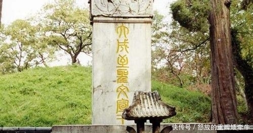 用布|康熙不愿给孔子下跪,大臣用布挡住1字,康熙身体一软,扑通跪下