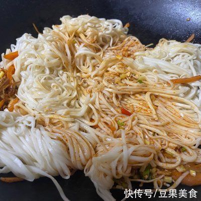 家人|这道晚餐｜鸡胸肉丝炒面，家人天天求我做