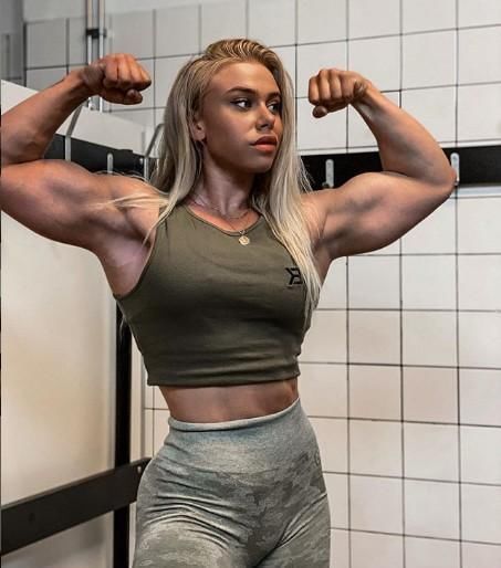 大学期间|大学期间开始健美，身材很是迷人，毕业后的事业会领先很多人