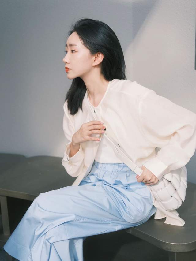 洋气|20岁到30岁的女生夏季末尾这样穿,衬衫配阔腿裤简约洋气,超好看