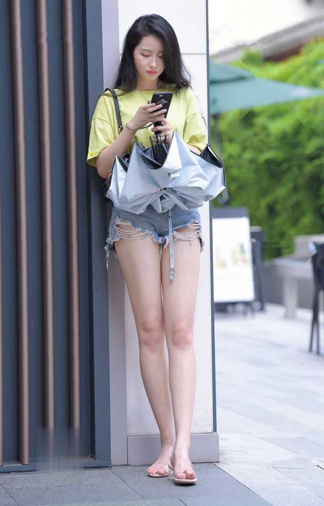 腿这么长还穿高跟鞋，这是要把闺蜜甩出“宇宙”吗？