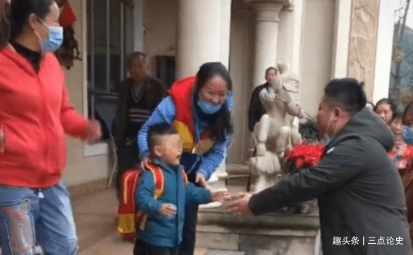 孩子|爸爸第一次接娃闹笑话,老师如何证明不是人贩子