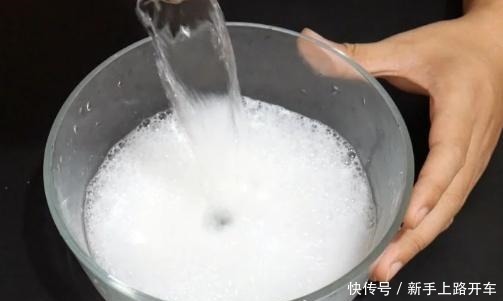 蹲坑久用有“黄渍”家政阿姨只要“1杯水”,清洁干净还除异味!