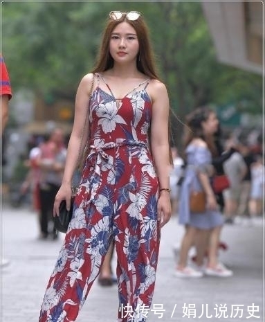 花纹收腰吊带裙,配色丰富的复古风服饰,时尚感十足