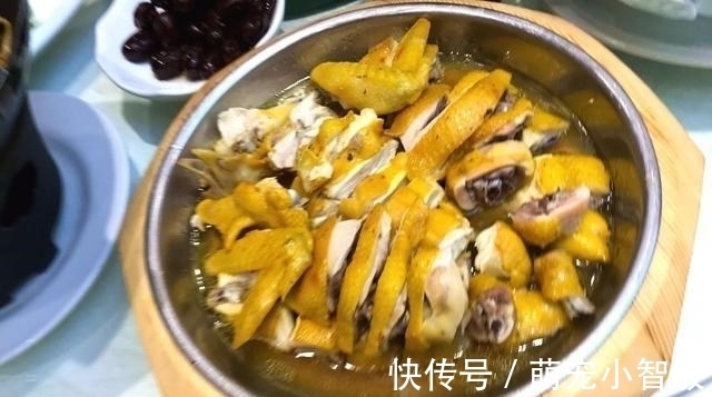 五一请外地朋友下馆子,14道菜花了900元,却被吐槽:太寒酸