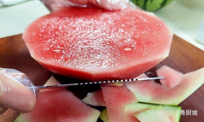 保鲜盒|韩国大妈教的切西瓜方法，在朋友圈火了，网友：用勺挖不香吗？