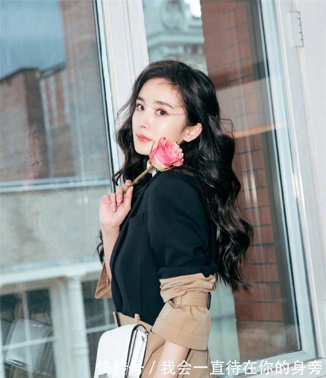 长直|奔五的女人这样穿,搭配这种发型,时髦又减龄