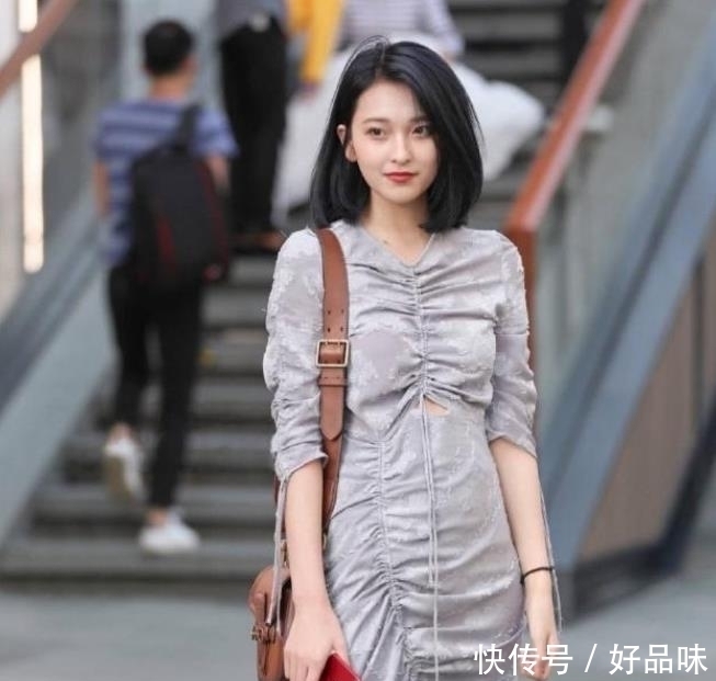 美女街拍清纯可人的小姐姐,气质优雅,穿出窈窕精致的美感