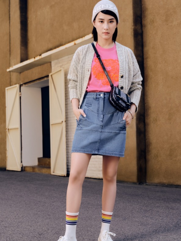 针织衫 何超莲很有“名媛气质”,穿黑色丝绒裙尽显身材曲线,不输女明星