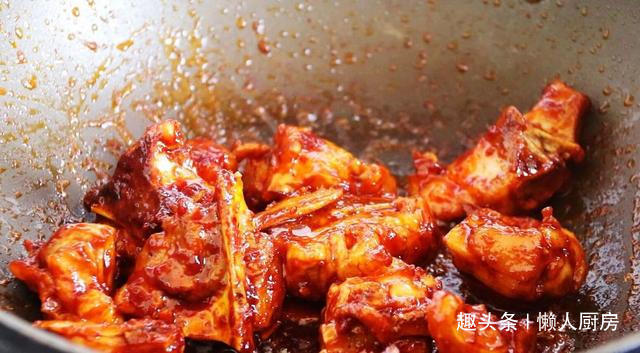 想吃肉了，做了一道土豆炖排骨，配上韩式辣酱，太下饭了
