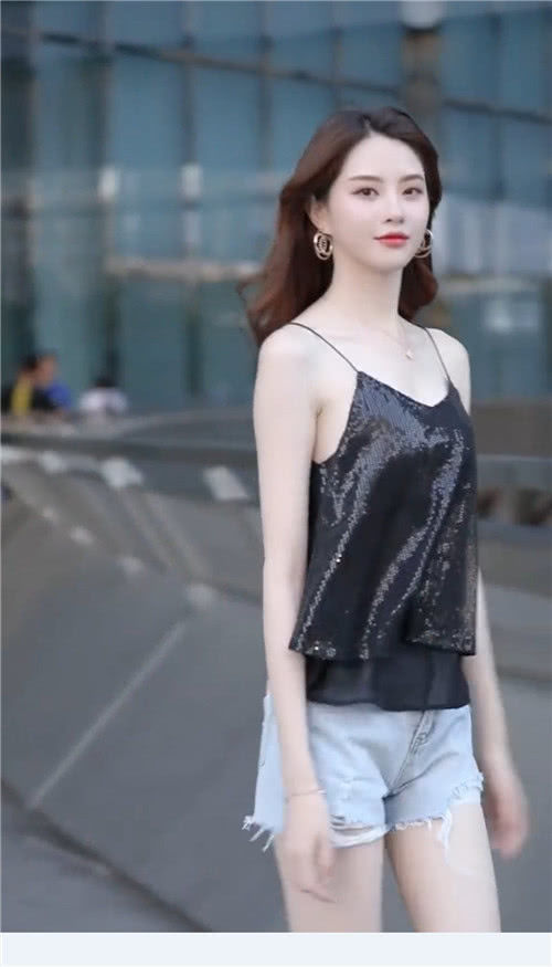 无痕裤|街拍妹子这么清凉简单的小吊带，真担心带子断了啊