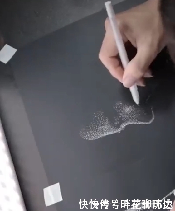 作画$美术生扬言双手作画,以为开玩笑,看到成品:别扶我,跪着挺好