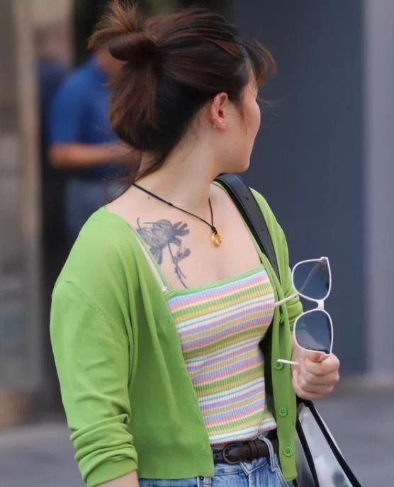 街拍:倾城倾国的美女,清凉上衣配黑色裤子,时尚又显大气