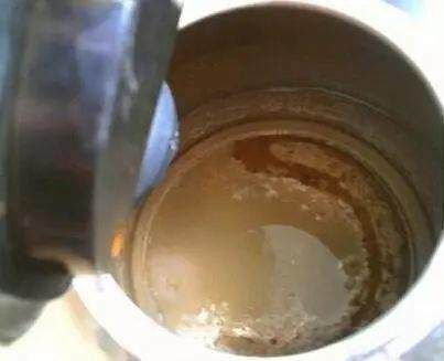 不管多厚的水垢，只要水壶内撒一把，水垢自动往下掉，一冲就干净