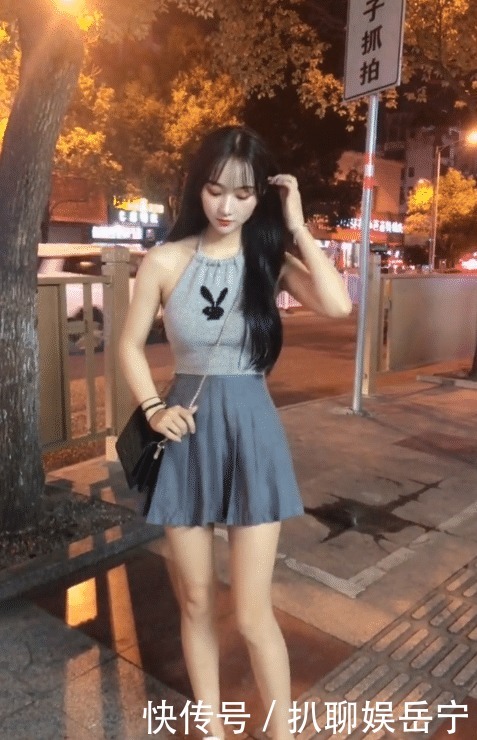 夜色下的短裙美女,不回家干啥去?