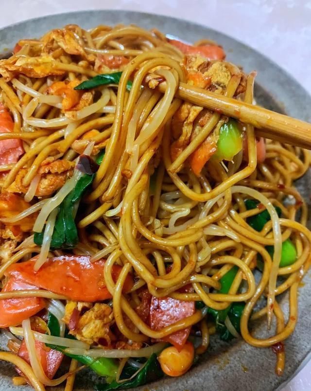 路边摊上偷学来的炒面做法学会它可以去摆摊了,哈哈