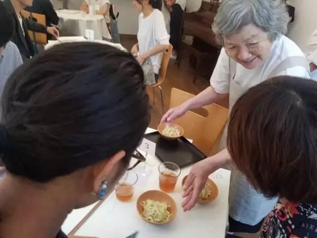  天天|这家餐厅服务员是6个老奶奶，天天上错菜，却让人来了都不想走…