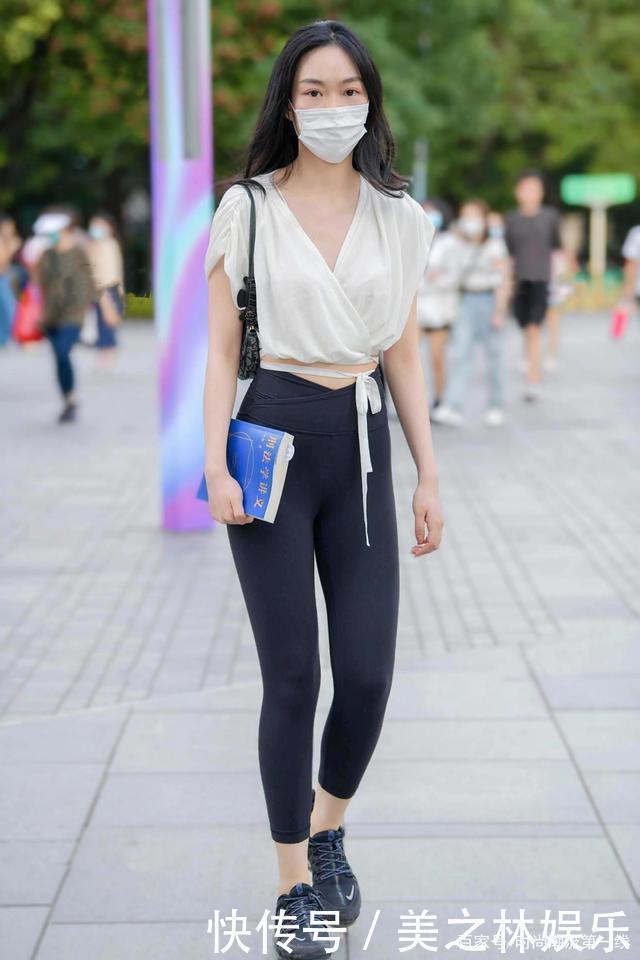 别小瞧了运动裤,以新奇的穿法,化解了“小肚腩”的尴尬!