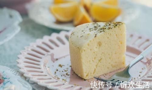 是蒸出来的蛋糕，不用烤箱，简单易做有营养，是我们全家都爱吃的一种甜点