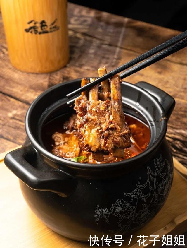 串串|暖暖的羊蝎子煲,还能快乐撸串!