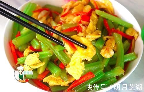 焯水|炒芹菜时，先焯水或直接炒都不对，牢记三个技巧，芹菜脆嫩不塞牙