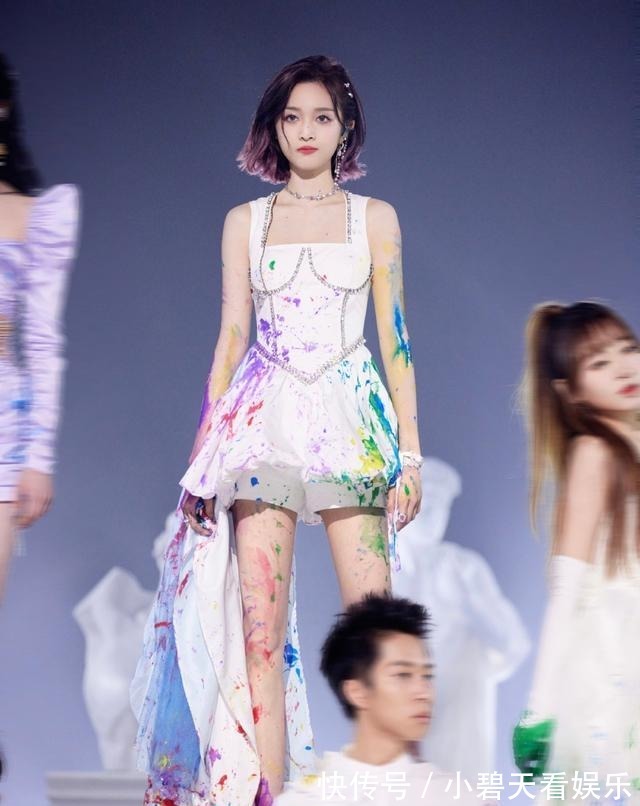 甜酷风|吴宣仪《爆裂舞台》造型来了,穿小白裙漫画腿吸睛,又被她美到了