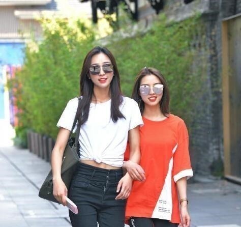 休闲 修身牛仔裤加上小白衣,轻松搭配出休闲个性的美