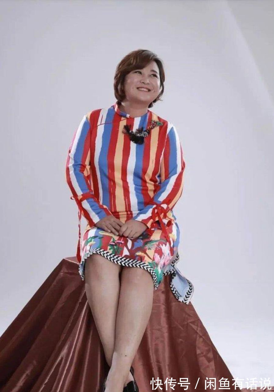 旗袍造型 贾玲胖得坦荡荡,挑战“彩色旗袍”还挺有韵味,骨子里的自信真美
