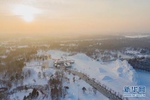 走进“雪雕博物馆” 畅享冬日“雪趣”