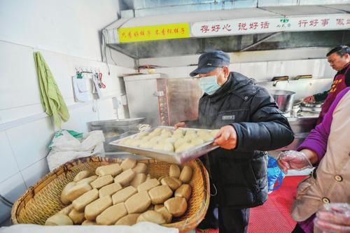  特殊的慈善餐厅：这家餐厅没有收银台 服务员多是“60后”