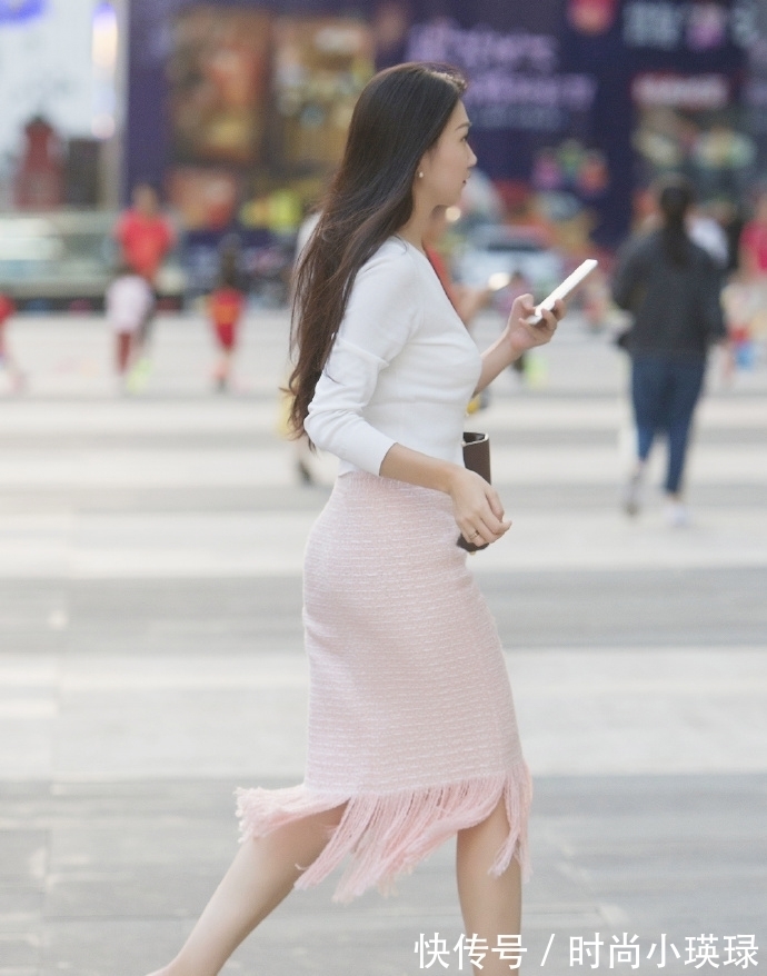 粉色调 裙有流苏,让你的气质更显优雅轻柔