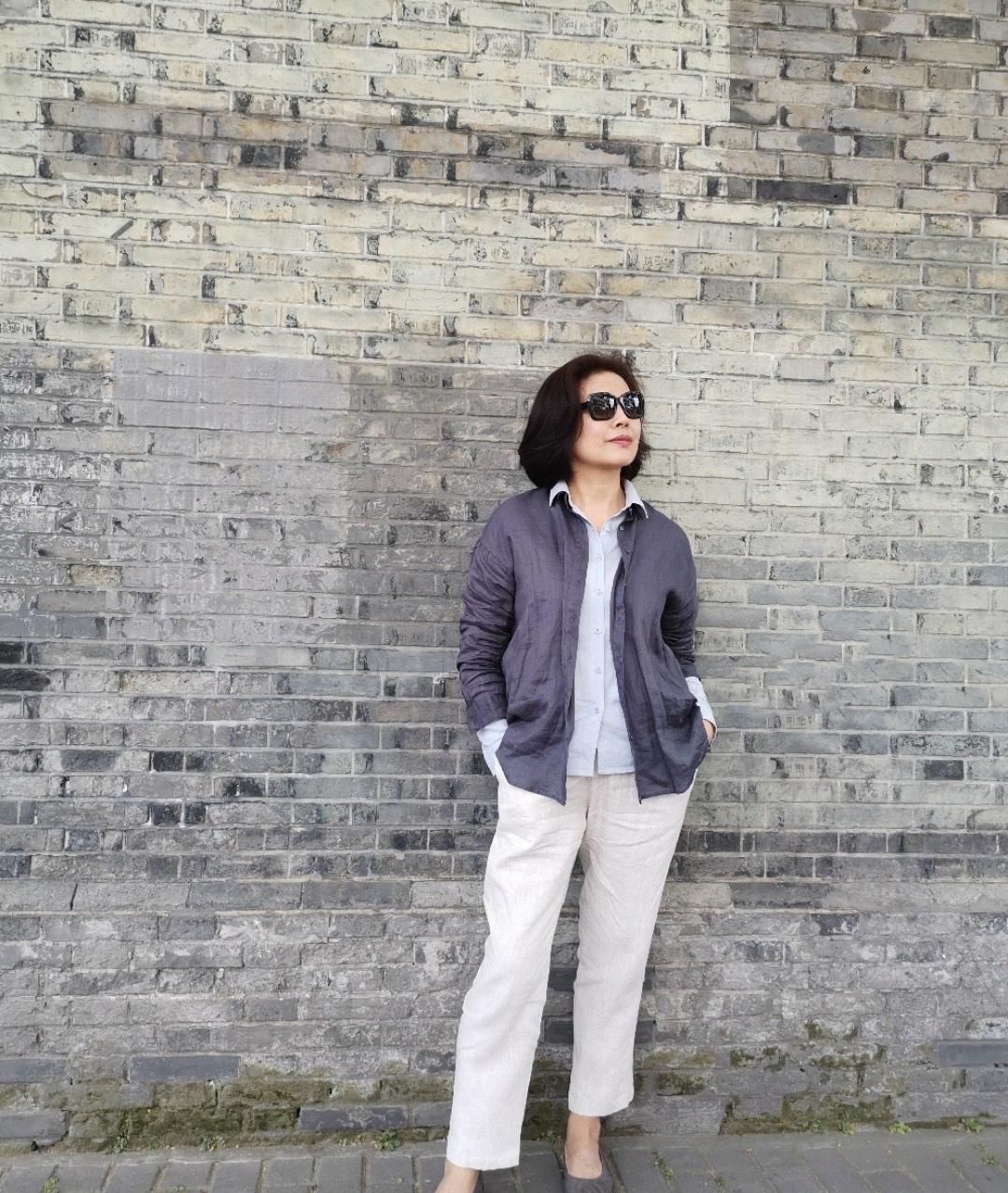 开春不穿裙子还可以穿什么？九分裤 平底鞋，六十岁女人穿好时髦