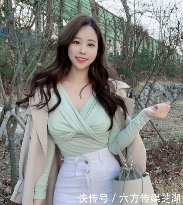 小姐姐太美了，迷人的笑容令人心动