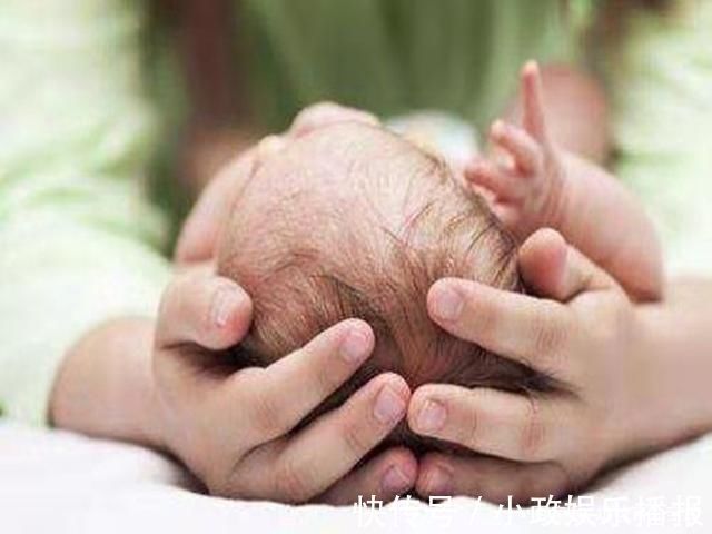 医院|宝宝意外滚下床，家长一个动作让孩子没了呼吸，很多家长都这么做