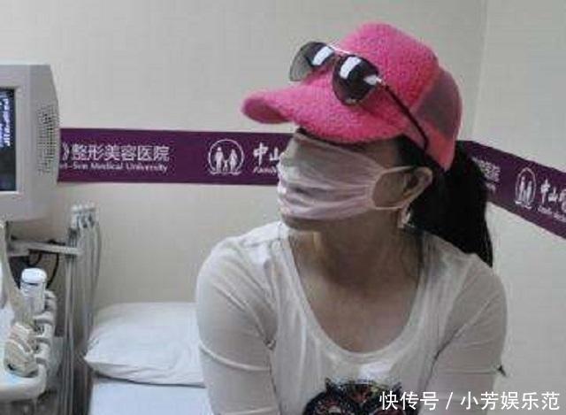 “粉红宝宝”为了美13年整形200多次，如今只能坐在轮椅上