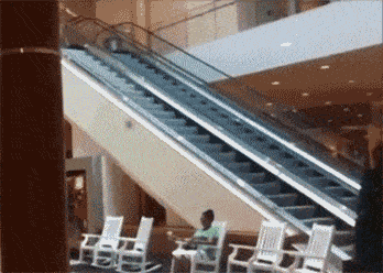 |搞笑GIF:确认过动作,这哥们应该是刚从神经病院里逃脱出来