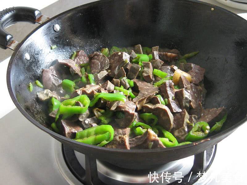 商贩|猪身上最美味的肉，城里人嫌脏不敢买，商贩：留着自己吃不卖！