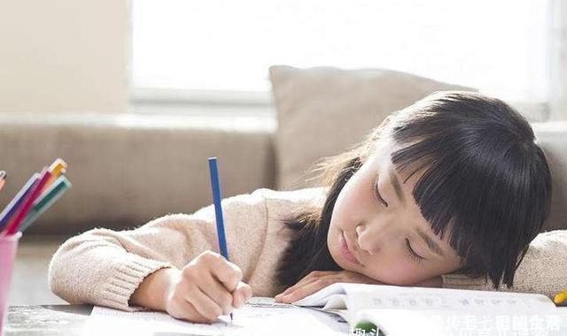 孩子作业拖到半夜没写完,父母用“三只青蛙”法则,再不愁娃作业