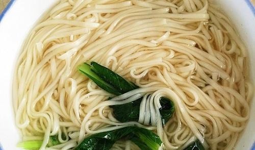 清汤面,面条直接煮就错了,难怪不筋道不好喝,大厨这样做才对