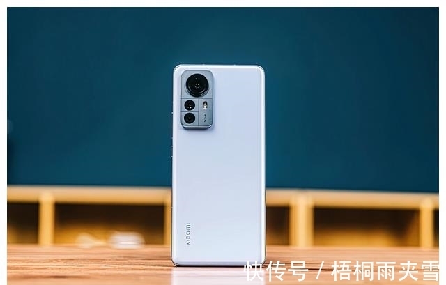 小米|同时使用小米12Pro和iPhone13，一个月以后，心里憋